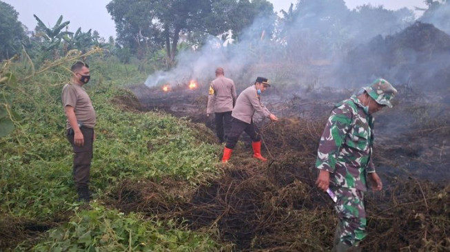 Polri Bersama TNI, BPBD dan Warga Padamkan Karhutla Seluas 5 Hektare di Sungai Duren